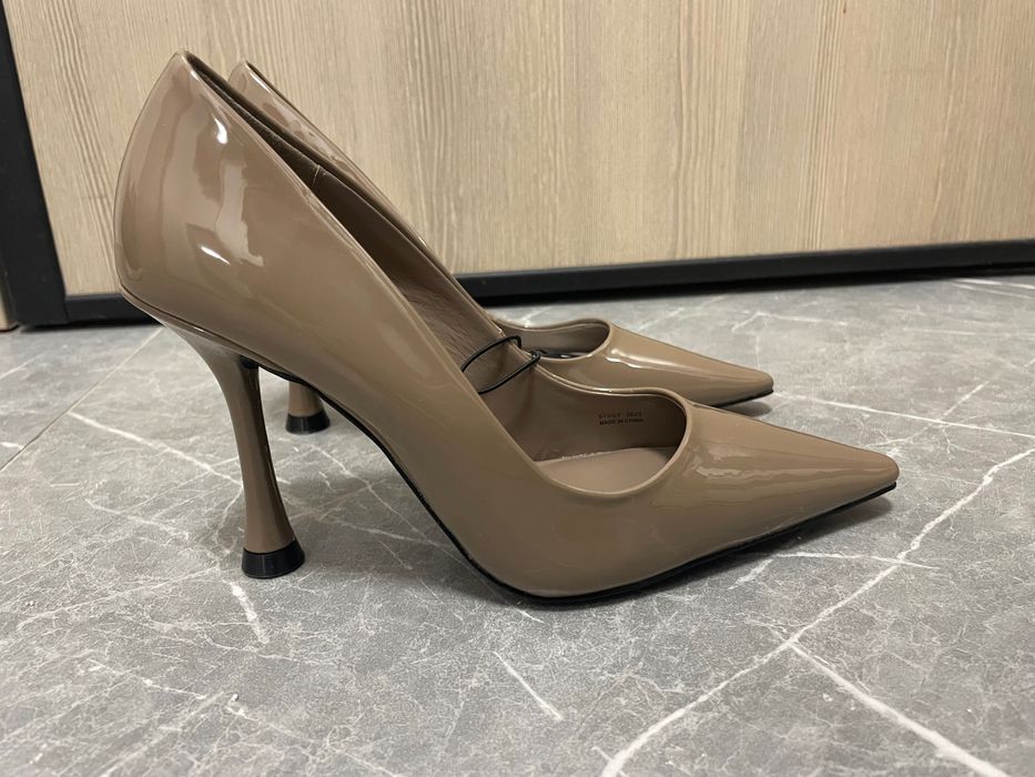 Обувки с висок ток и остър връх