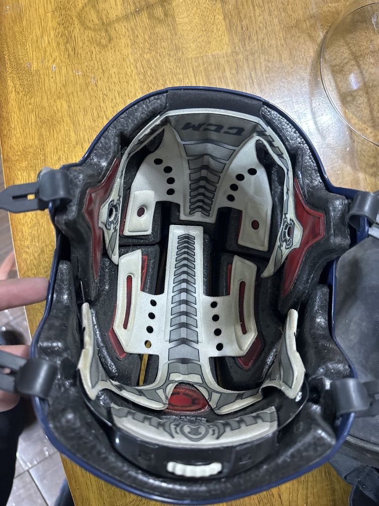 Продам хоккейный шлем ссм