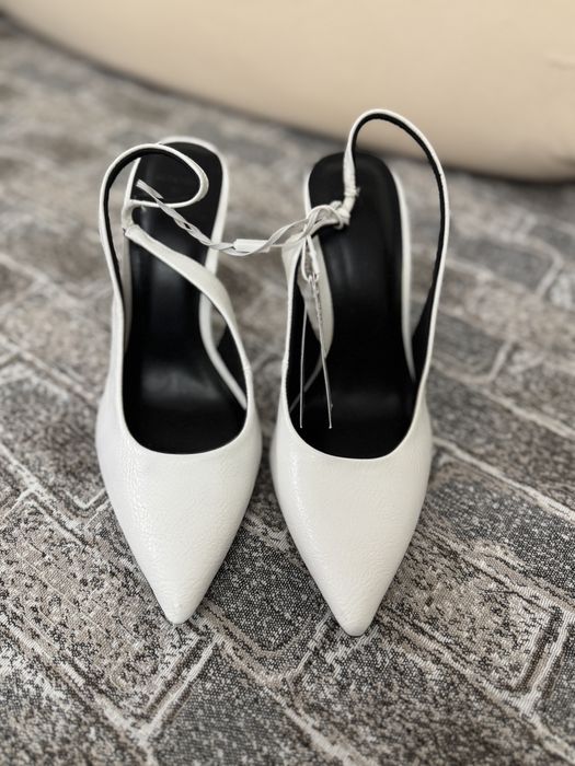 Нови обувки Bershka