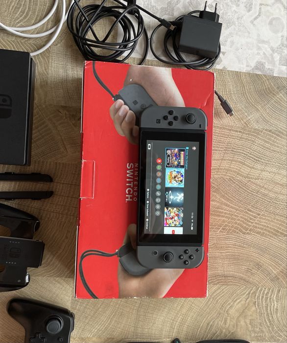 Nintendo switch negru v2 cu husa ti hardshell si controller nintendo