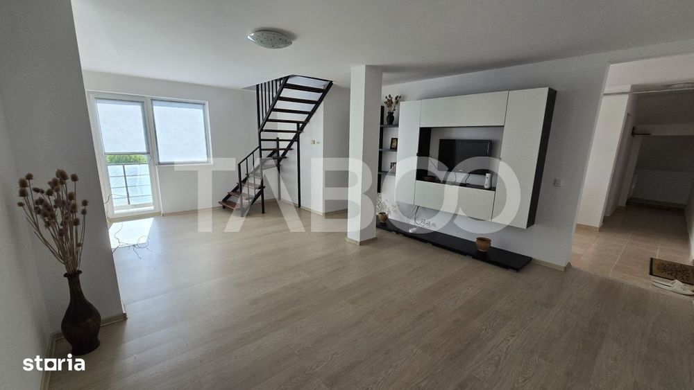 Apartament luminos de vanzare Tilisca 3 camere balcon