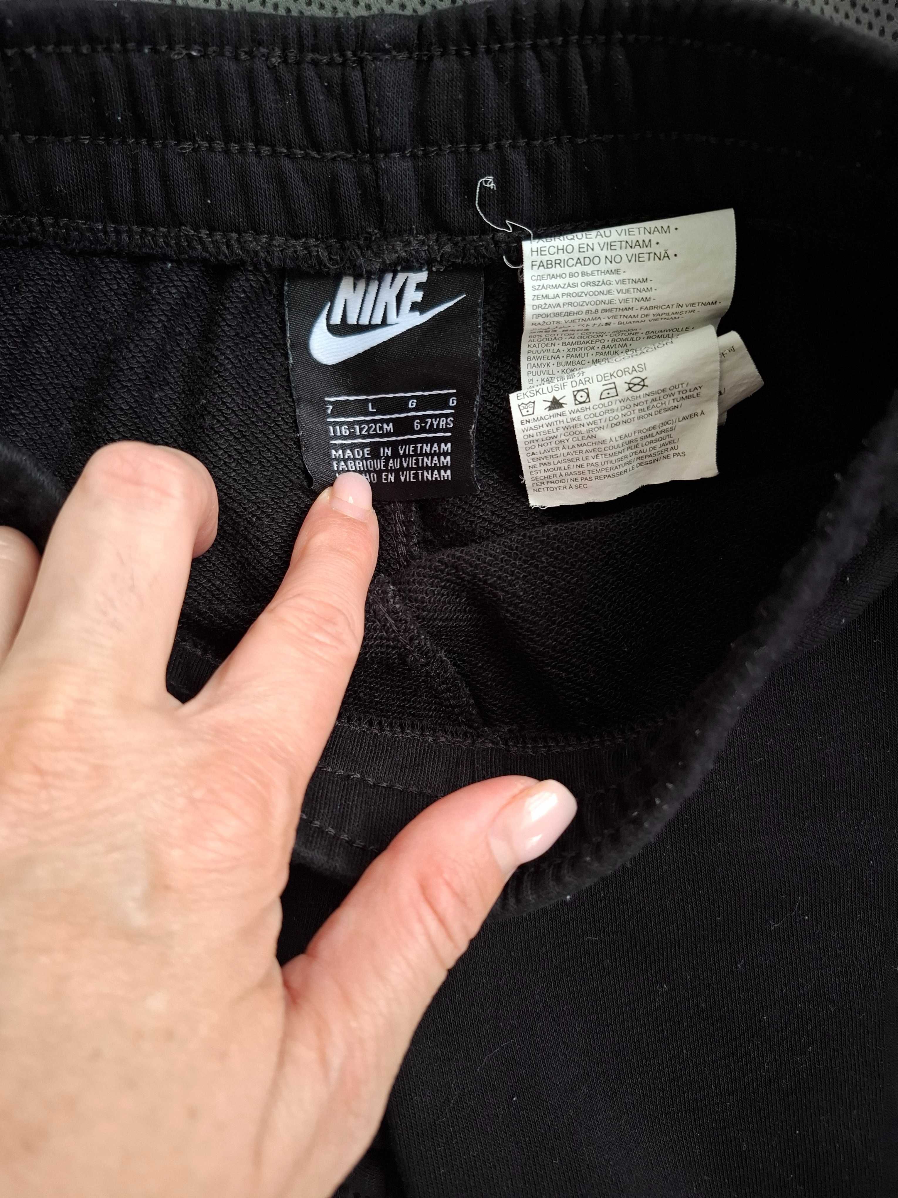 Детски тениски и панталони Nike