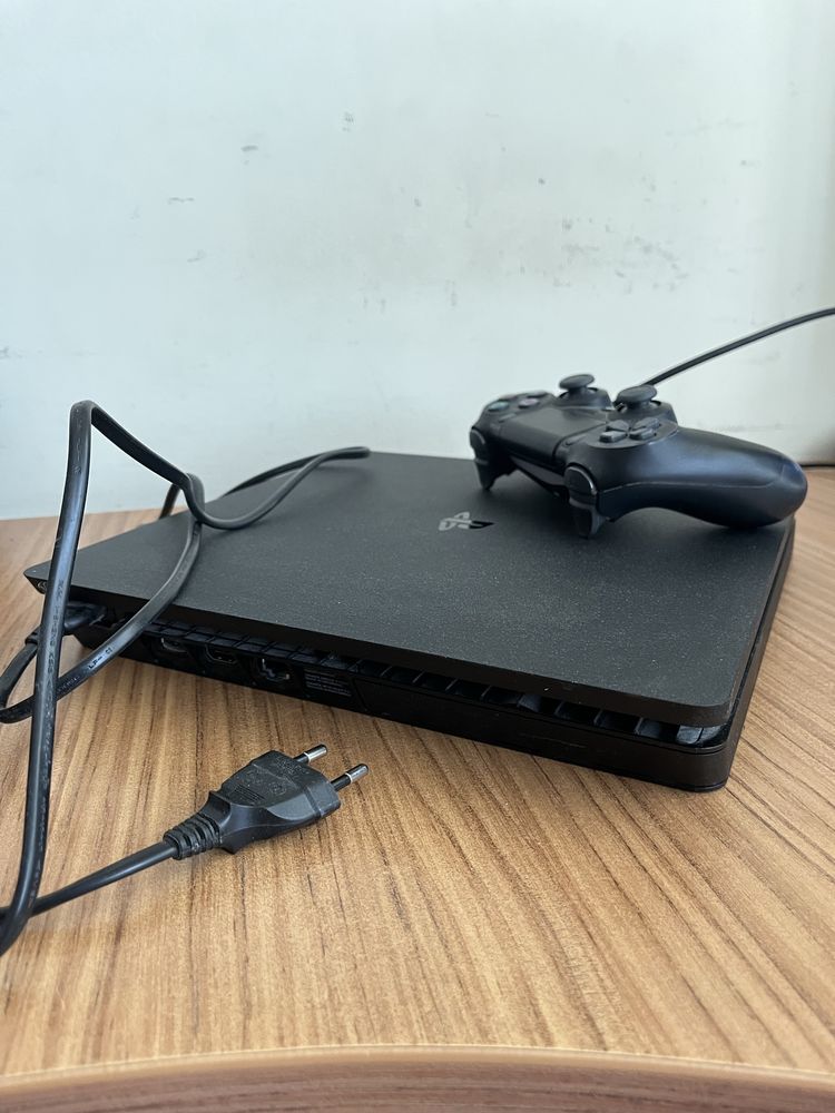 PS4 стандартен с контролер(като нови)