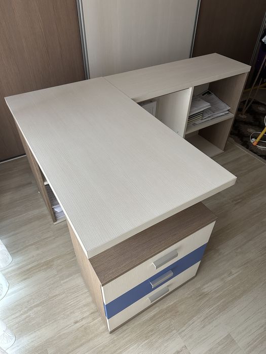 Birou colțar modern cu spațiu de depozitare – 161 cm