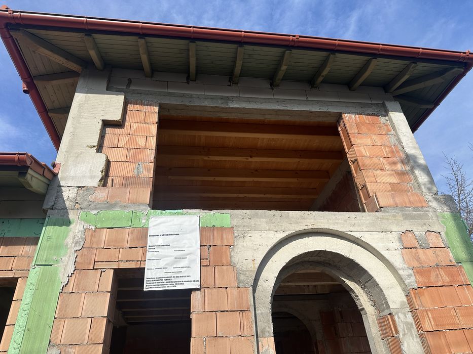 Vand casa la rosu cu 900 mp teren str Hegyi Lajos in spate la litoral