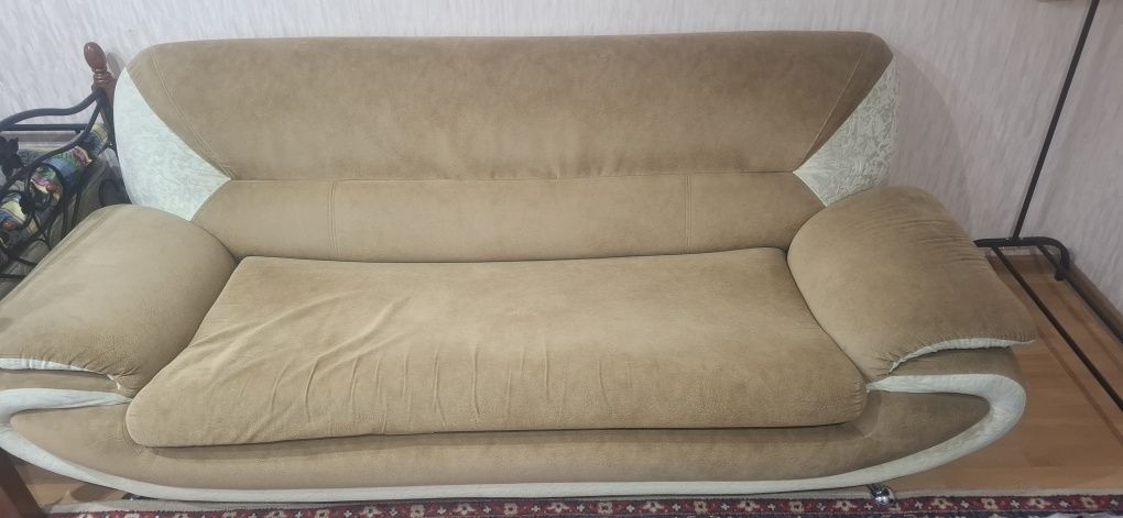 Продам диван и 2 кресла срочно