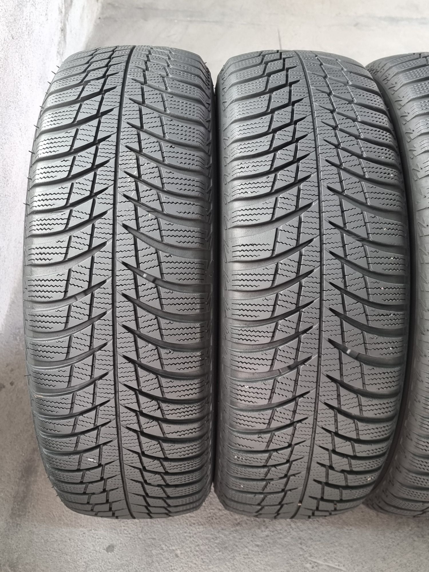 195/65/15 Bridgestone 4Броя: 180лв 6.5мм