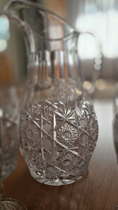 De vanzare borcan vin +6 pahare toate din cristal