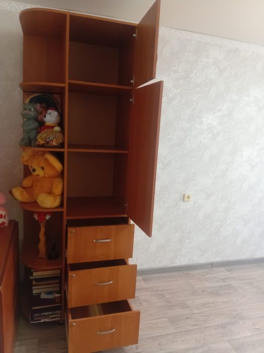 Шкаф с угловыми полками