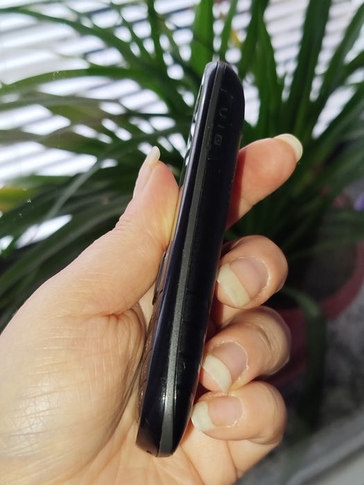 Телефон Samsung със зарядно.