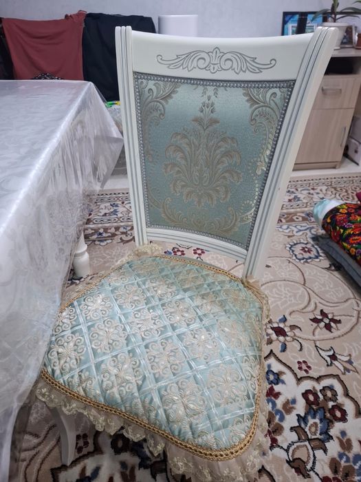 Стол со стульями