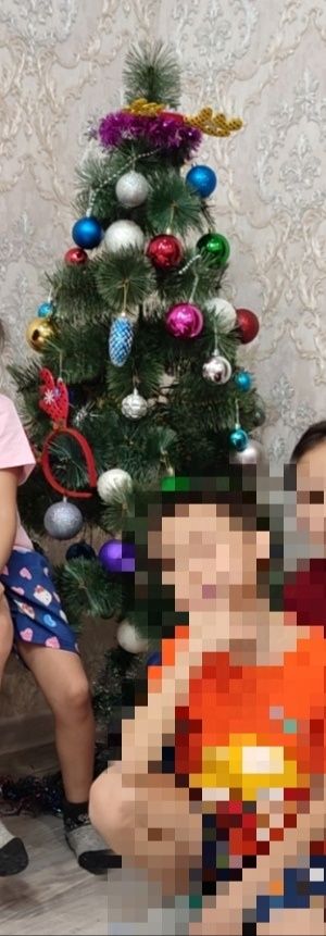 Продам елку искусственую с игрушками