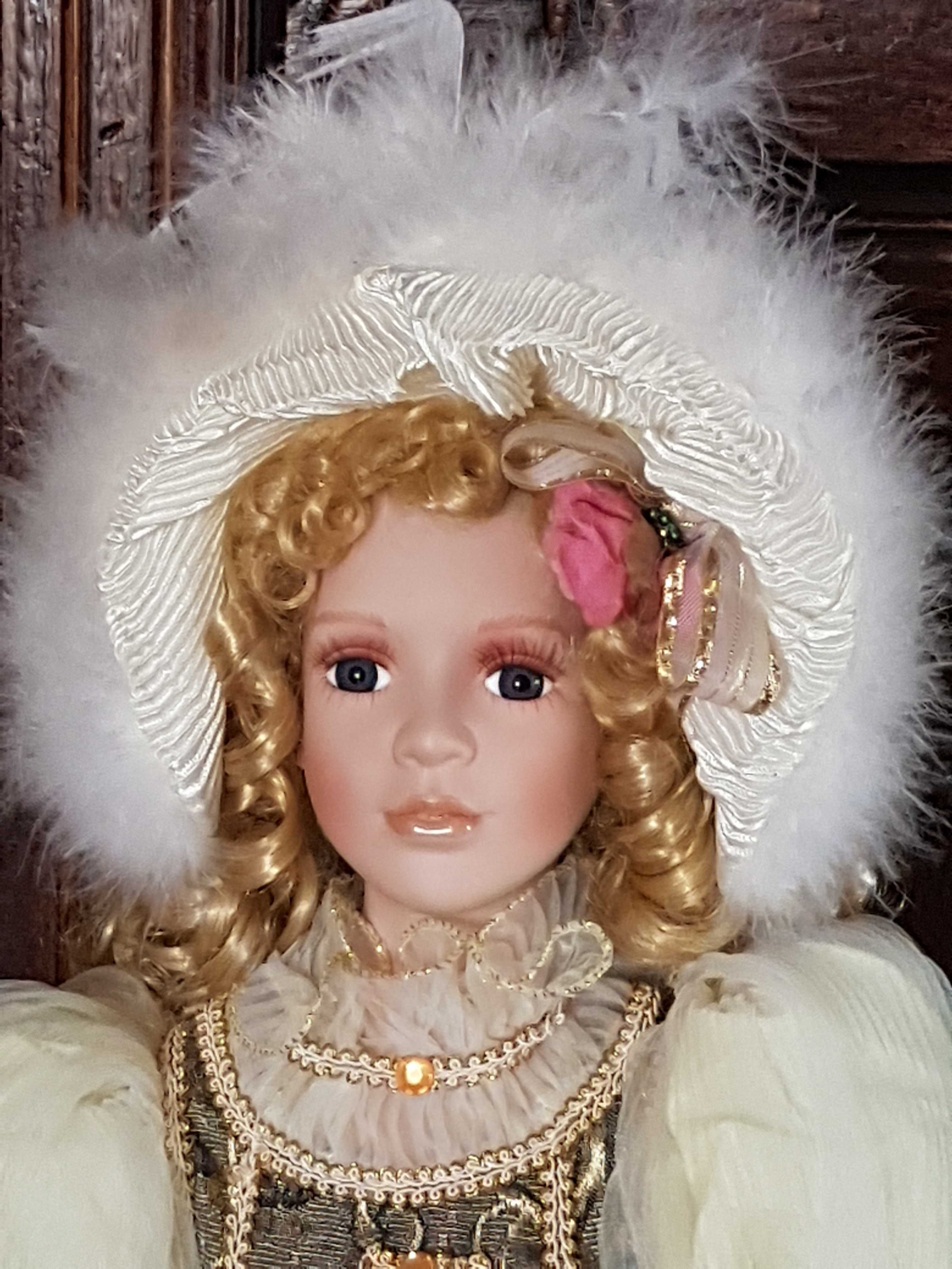 Порцеланова кукла със стойка- 70см