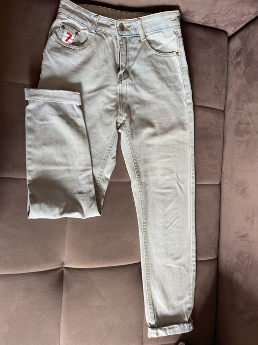 Продам светло голубые джинсы