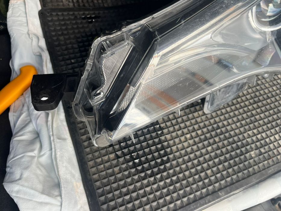 Фар за Toyota avensis