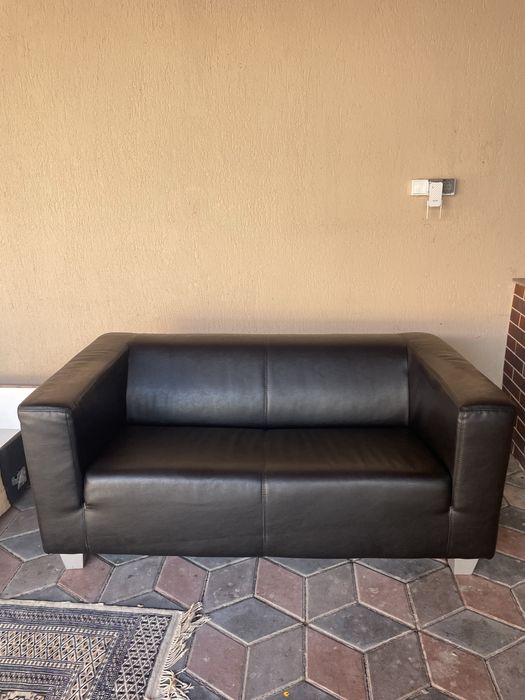Canapea piele negra de 2 pesoane