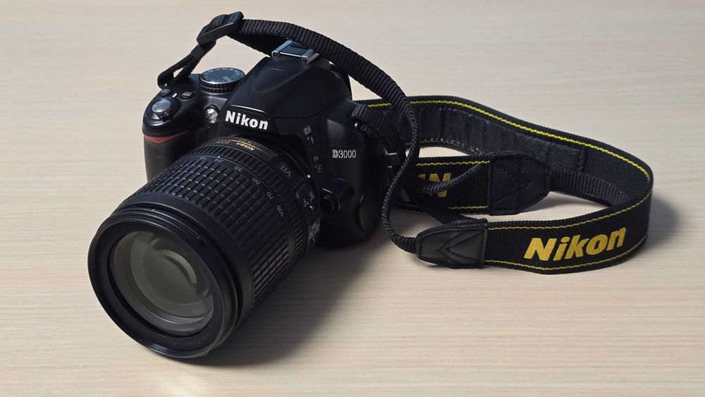 Nikon D3000 + obiectiv Nikon 18-105
