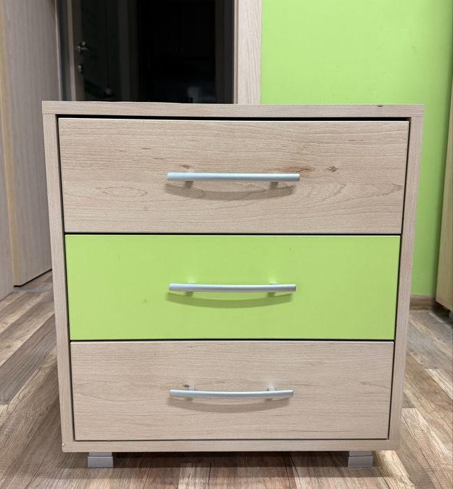 офис обзавеждане – шкаф, скрин ( нощно шкафче) и бюро