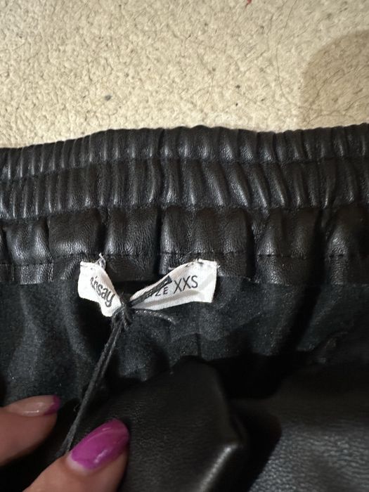 Нов дамски кожен панталон Sinsay с етикет