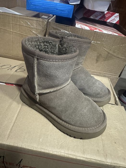 Уги 32 размер на девочку на замке