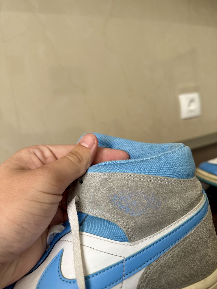 Jordan 1 mid University Blue