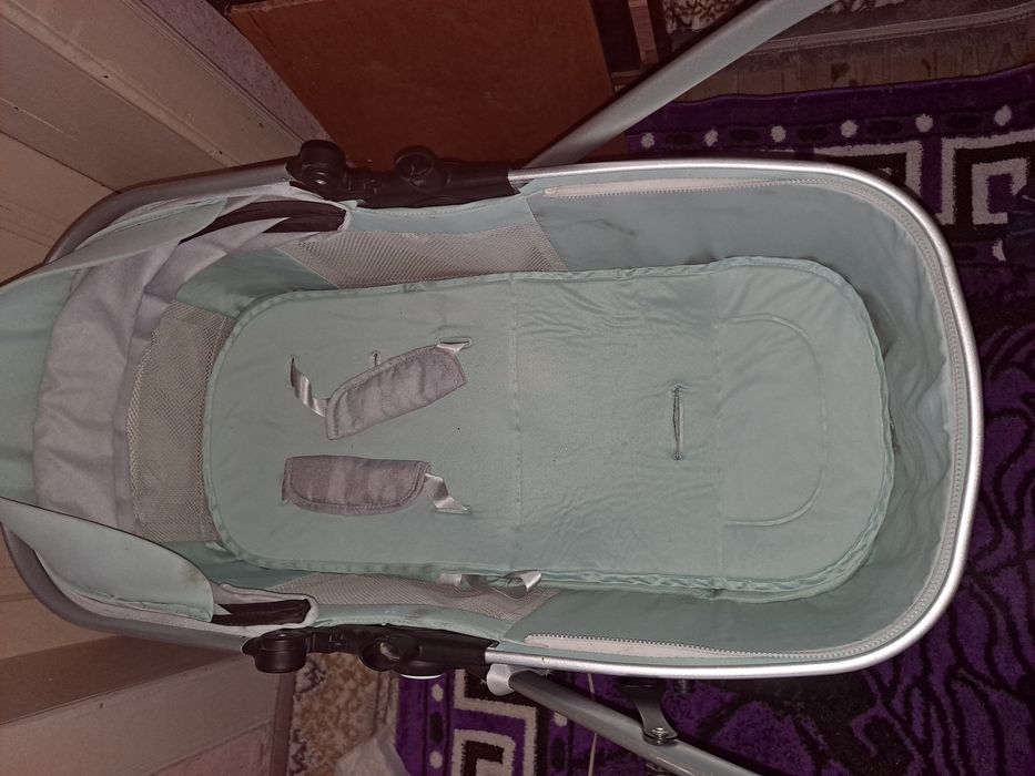 De vânzare doua cărucioare pt copil nou născut