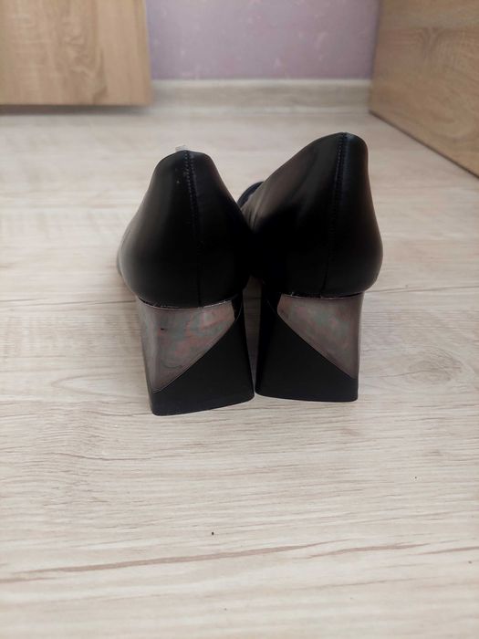 Дамски обувки на ток 37 номер