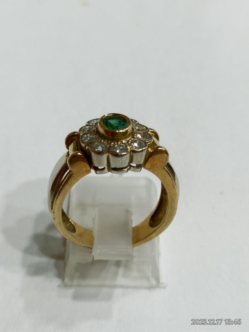 Vind inel deosebit din aur cu smarald și diamante