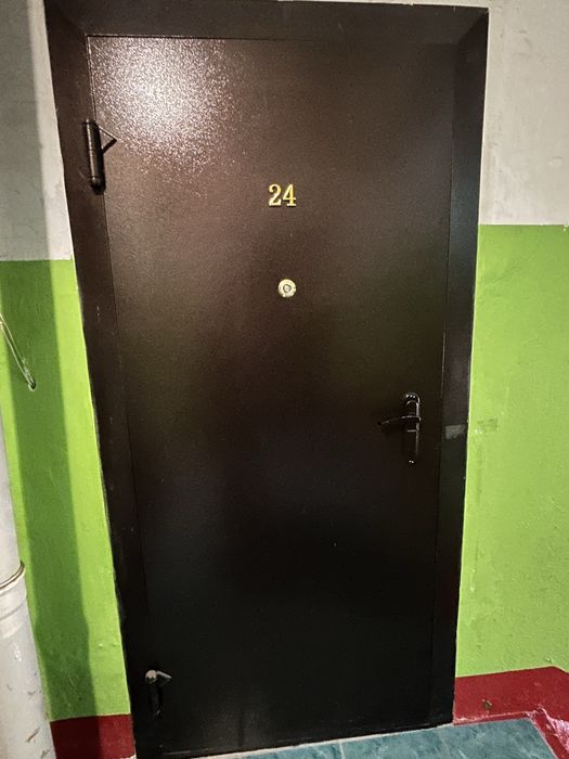 Продам входную железную дверь