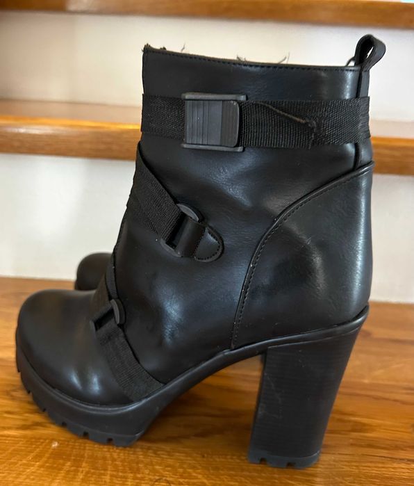 Vand botine cu toc inalt