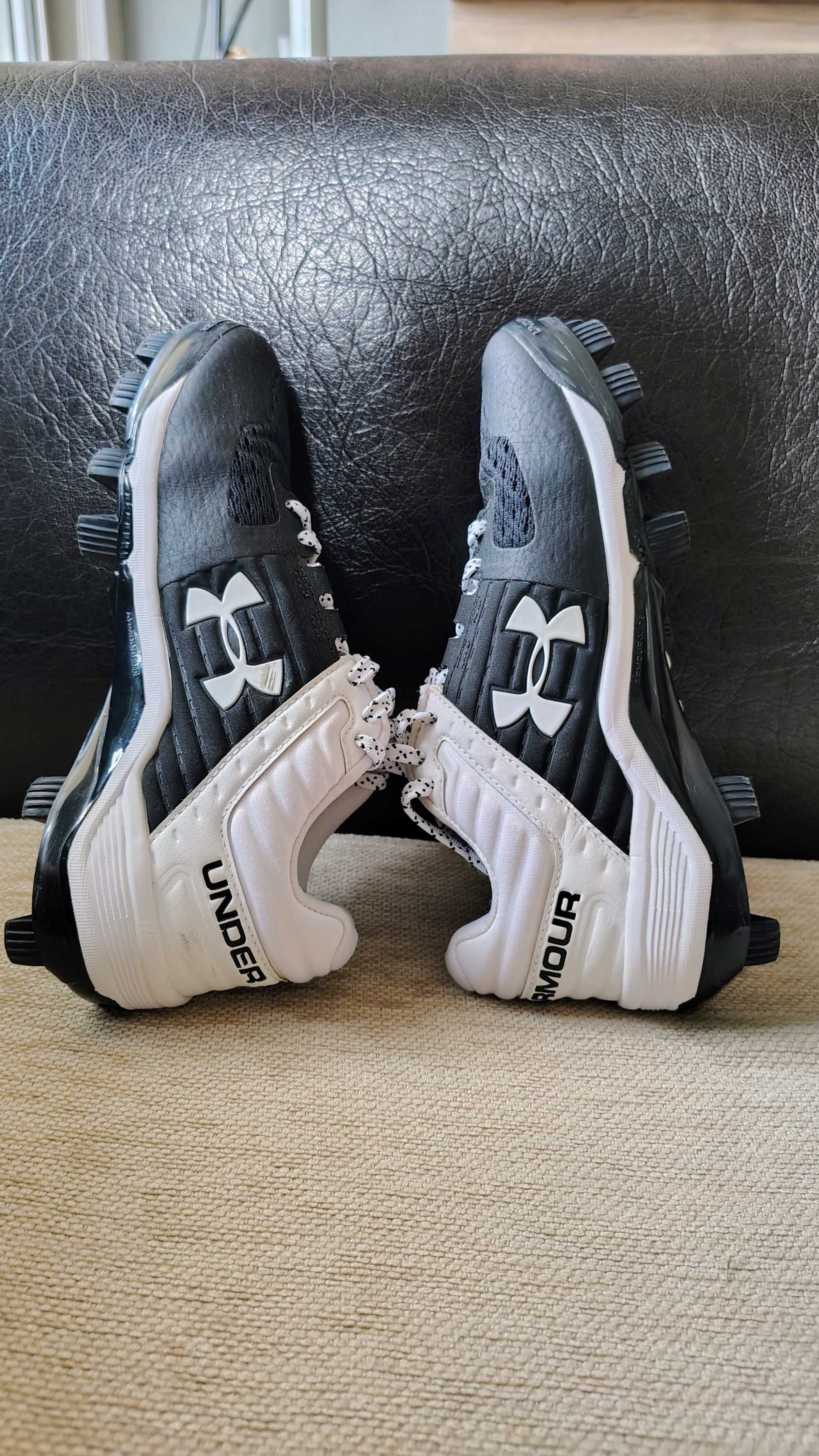 Футболни обувки Under Armour кожени бутонки, бяло и черно 36.5/23.5 см