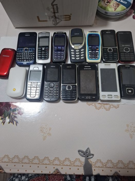 Vand telefoane funcționale