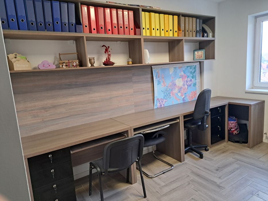 Mobiler birou cu sertare si polita tastatura