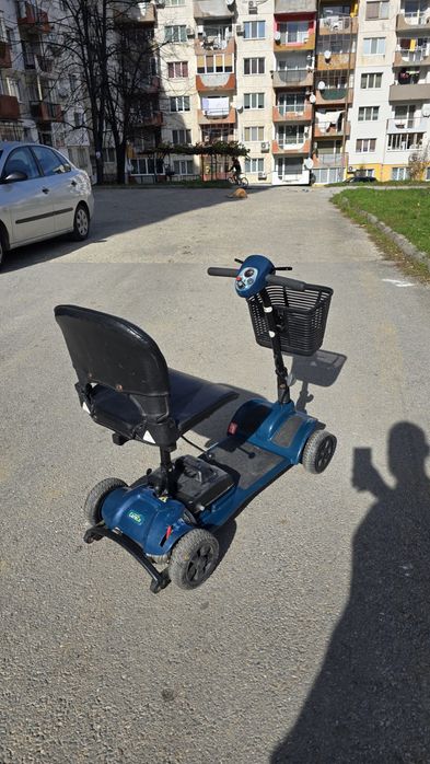 Акумулаторна количка-скутер за трудноподвижни хора