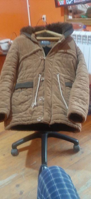 Куртка зимняя мужское утеплённая в отличном состояние.с капюшоном мех.
