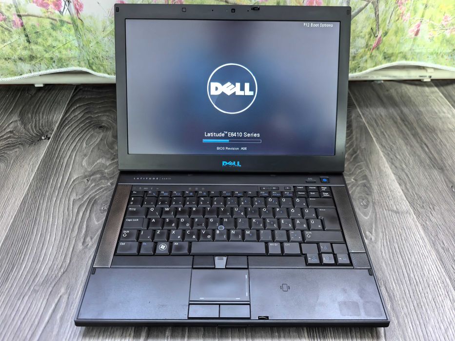 Laptop Dell,procesor i3,hard SSD,cu tastatura iluminata,DDR3