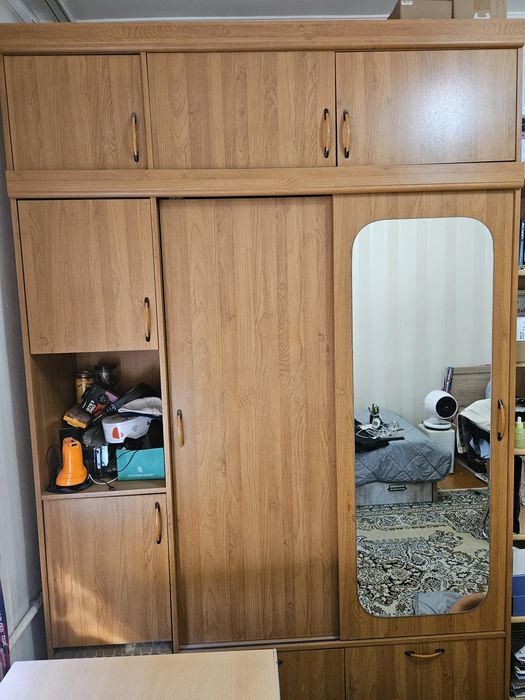 Большой шкаф с зеркалом