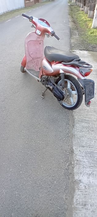 Vând scuter aprilia scarabeo 100cc !