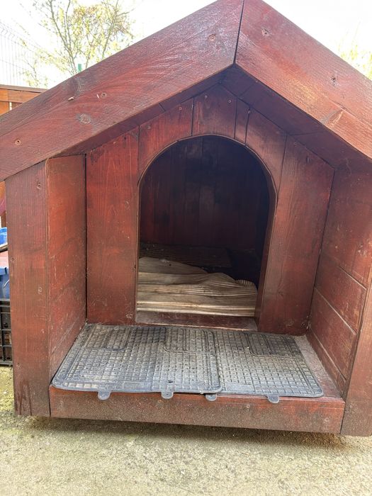 Casă pentru caini din lemn