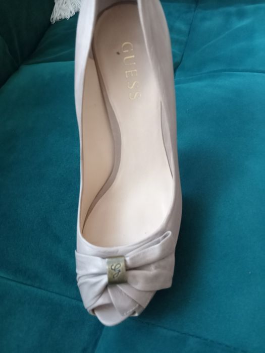 Pantofii GUESS Mărimea 37