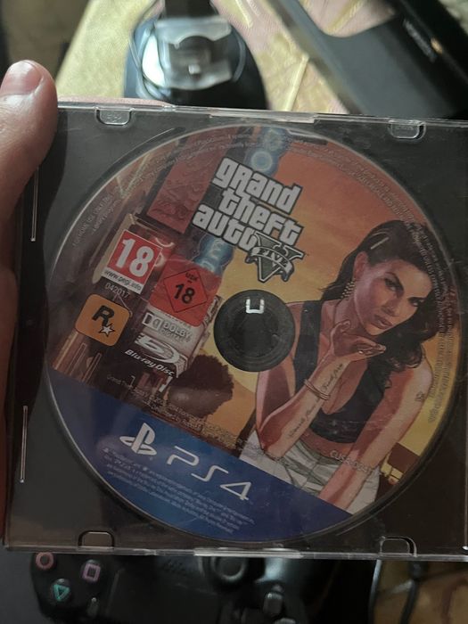 Vând ps4 slim ,am 3 jocuri ,stație de încărcare