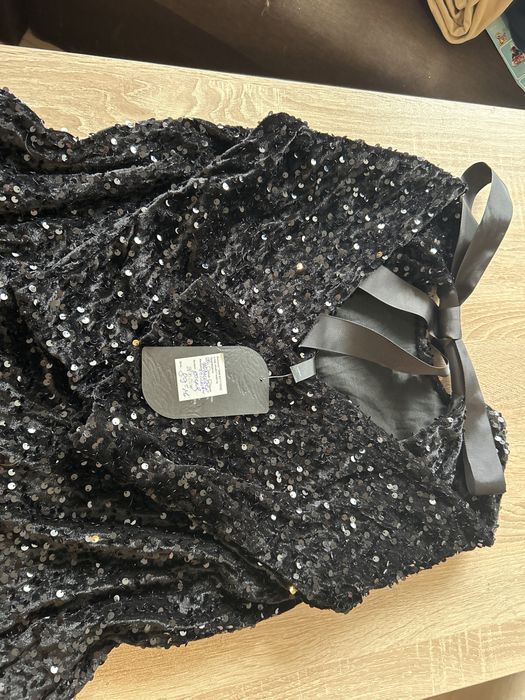 Италианска рокля с черни пайети навсякъде по нея