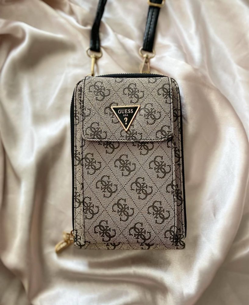 Дамска чанта на Guess