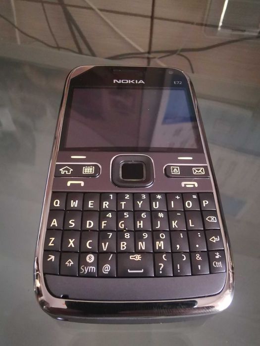 Vând Nokia E72 silver, nou, zero minute,  meniu limba română, cadou