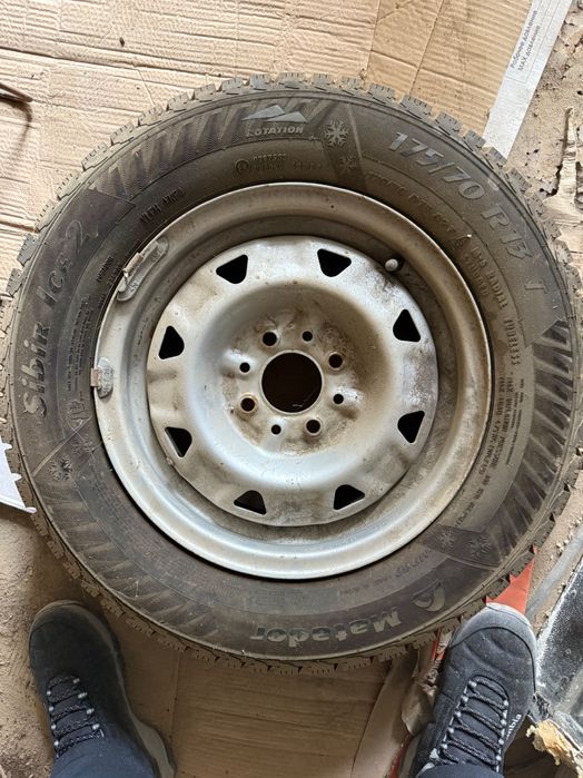 Продам новые зимние шины с дисками на R13