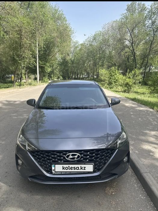 Хюндай акцент в идеальном состояние заводском окрасе даже бампера пере