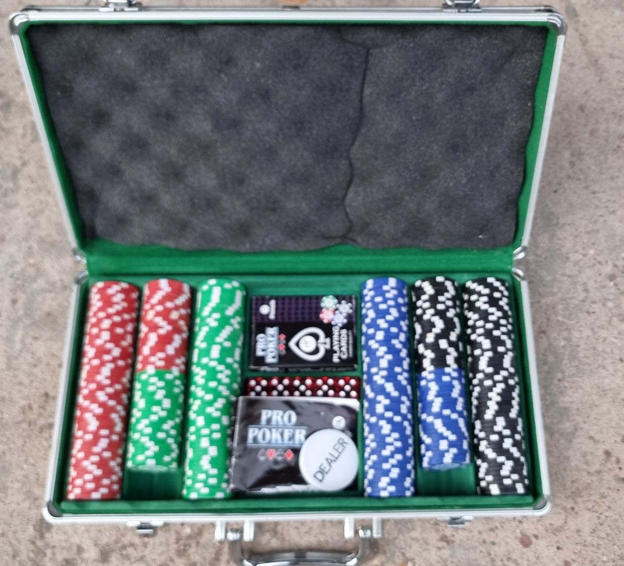Алуминиево и дървено куфарче с чипове,карти и зарове за покер