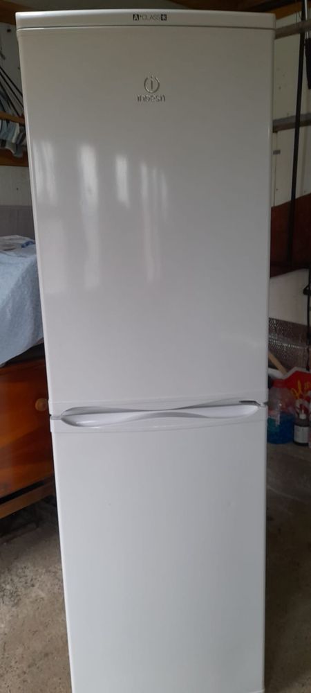 Combina frigorifica Indesit [308 litri]