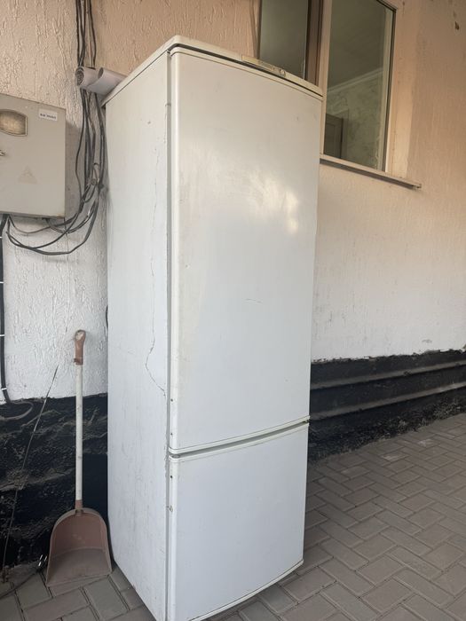 Холодильник Бирюса рабочая белом цвете.