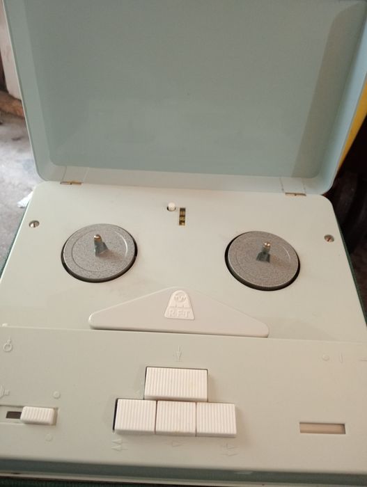 vând magnetofon vechi primele tipuri